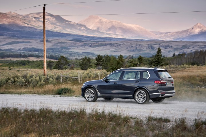 BMW X7 xDrive30d е най-малкият дизел за модела, който е 3-литров, 6-цилиндорв двигател с мощност 265 к.с.