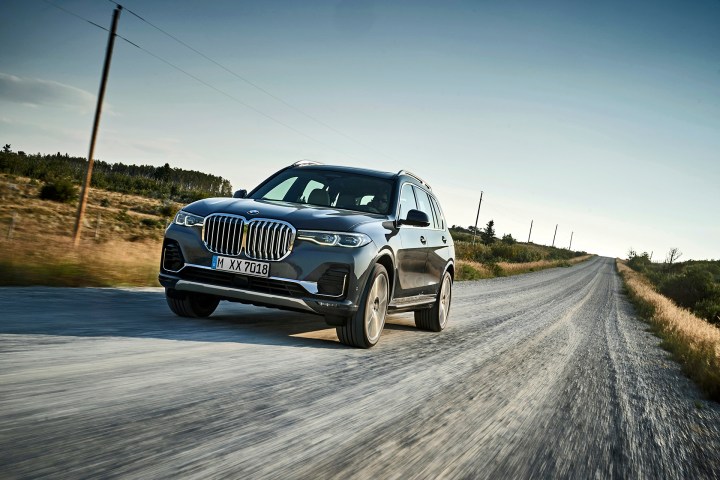 BMW X7 xDrive40i е 3-литров, 6-цилнидров редови бензинов двигател с мощност 340 к.с. 